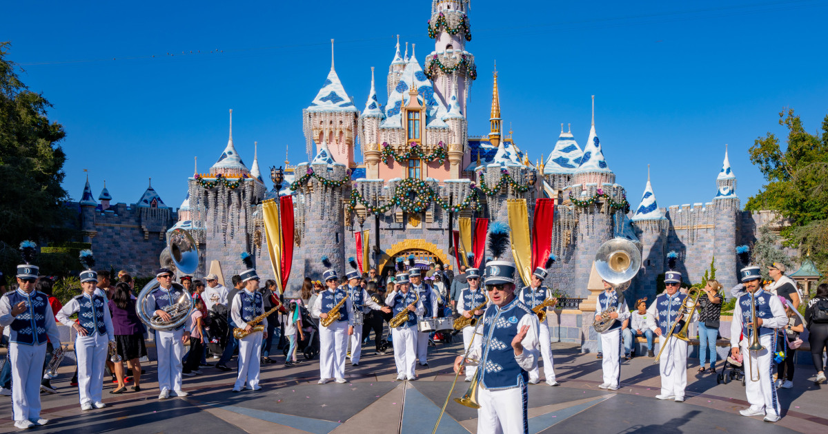 Featured image for "Disneyland Character Performers Unite to Form Union"