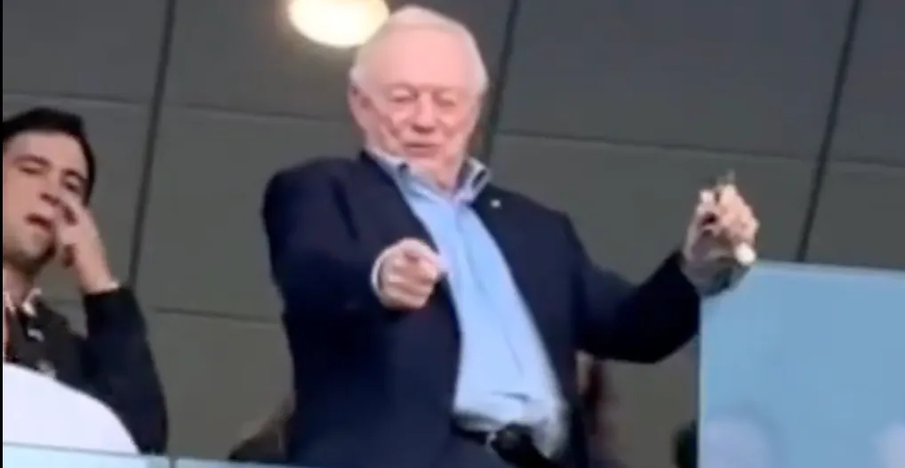 Featured image for Jerry Jones Flips Off Jets Fans During Cowboys' Win