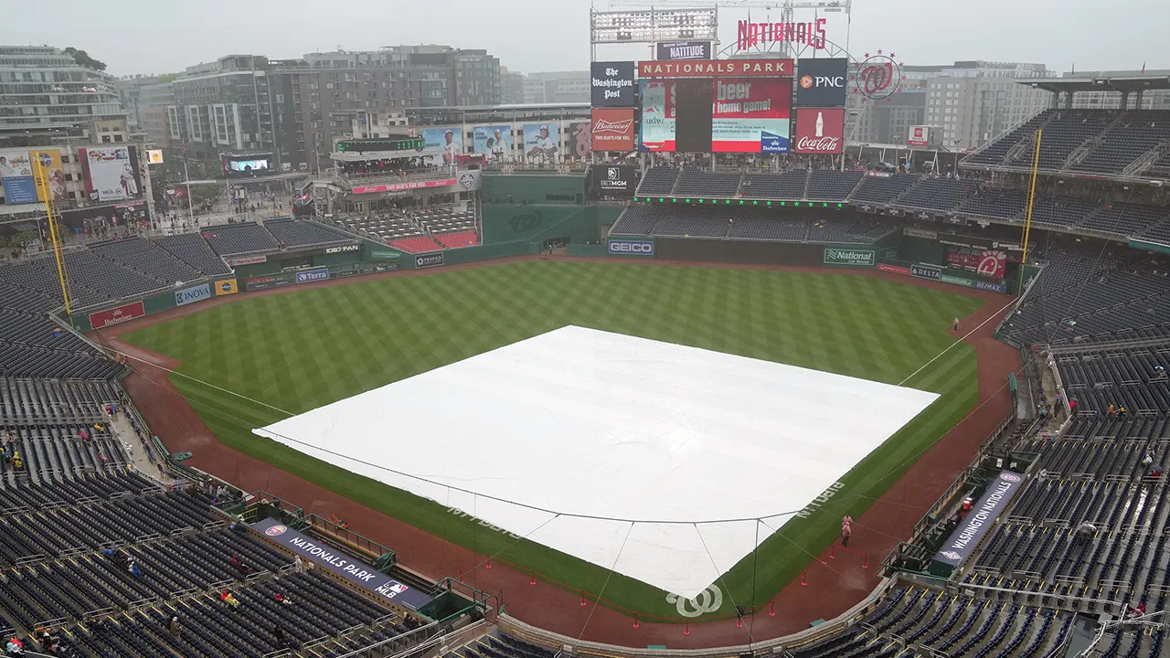 Mets broadcasters criticize MLB decision during rain delay, team splits series with Nationals.