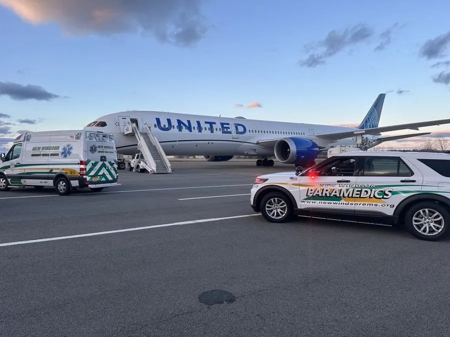 United Airlines Boeing 787 Diverts to New York Stewart Due to Turbulence, Injuring Passengers
