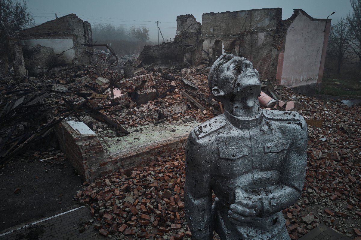 "Russian Offensive: The Fall of Avdiivka and Ukraine's Desperate Defense"
