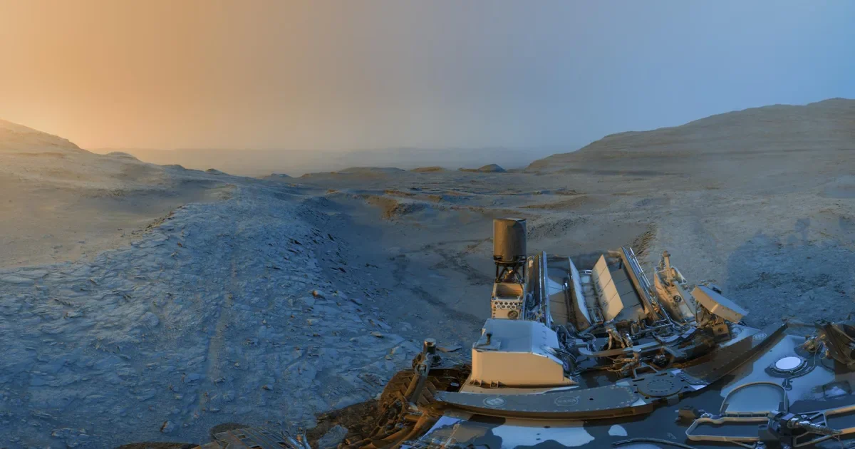 Two-tone Mars image reveals ancient water-carved boxwork on Gale Crater