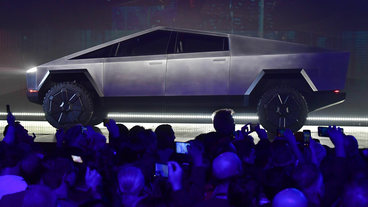 "Tesla Cybertruck: Deliveries Begin, but Has It Lost Its Advantage?"