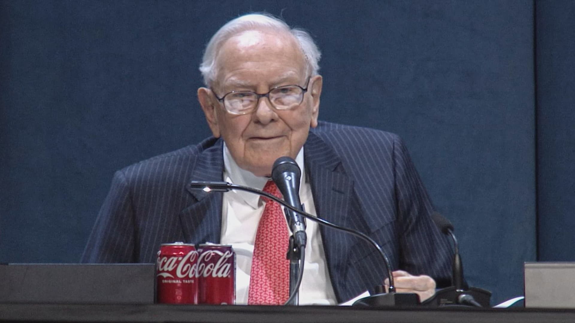 Berkshire Hathaway's Earnings Fall 4% Amid Tariff Concerns