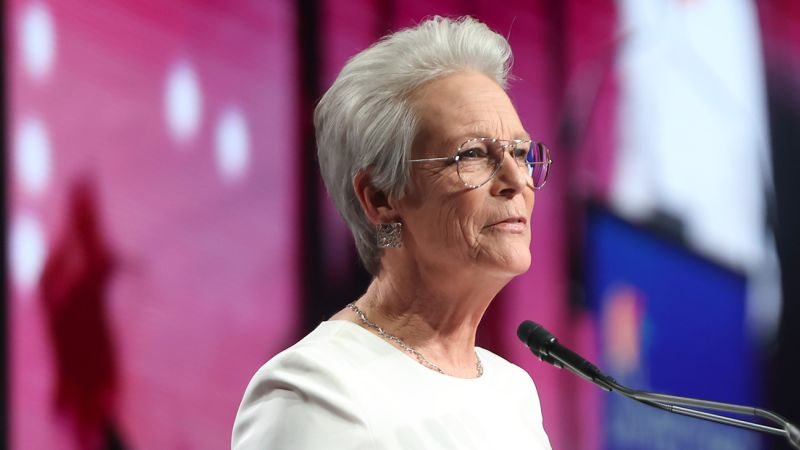 Featured image for Jamie Lee Curtis Criticizes Hollywood's Plastic Surgery Impact on Women