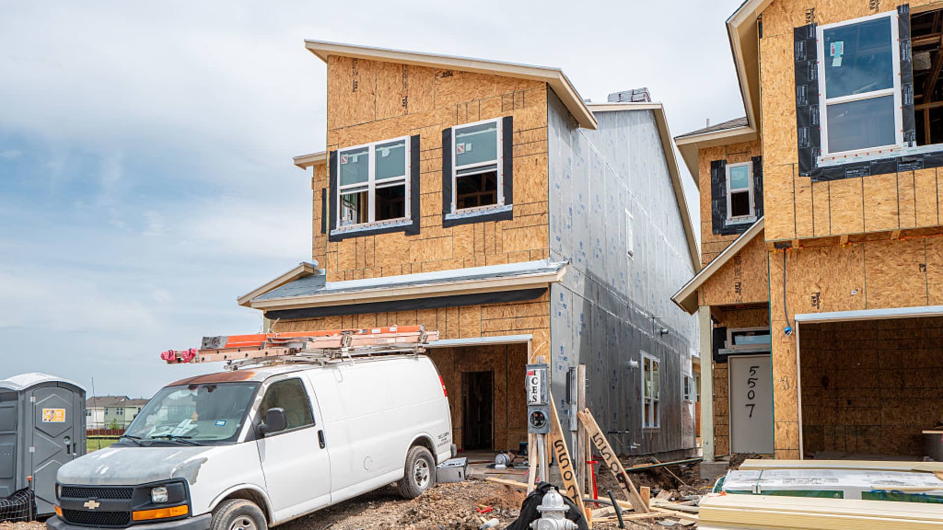 Featured image for US New-Home Sales Decline Amid Persistent High Mortgage Rates