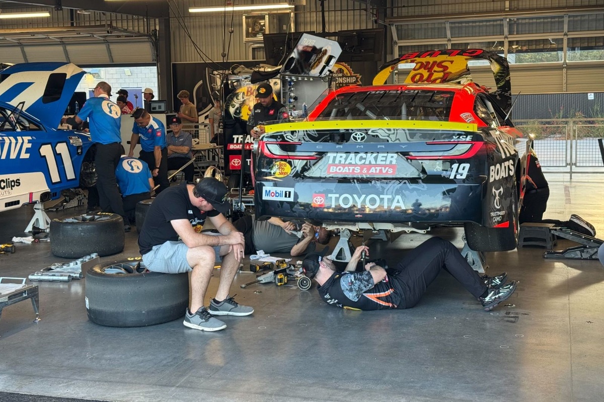 NASCAR Cup Drivers Confront Tire Challenges at Phoenix Practice