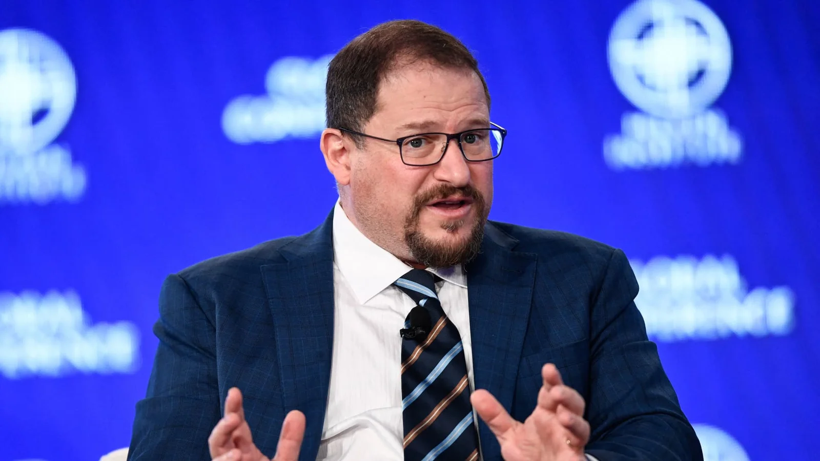 Phone chip sales slump leads to weak forecast for Qualcomm.