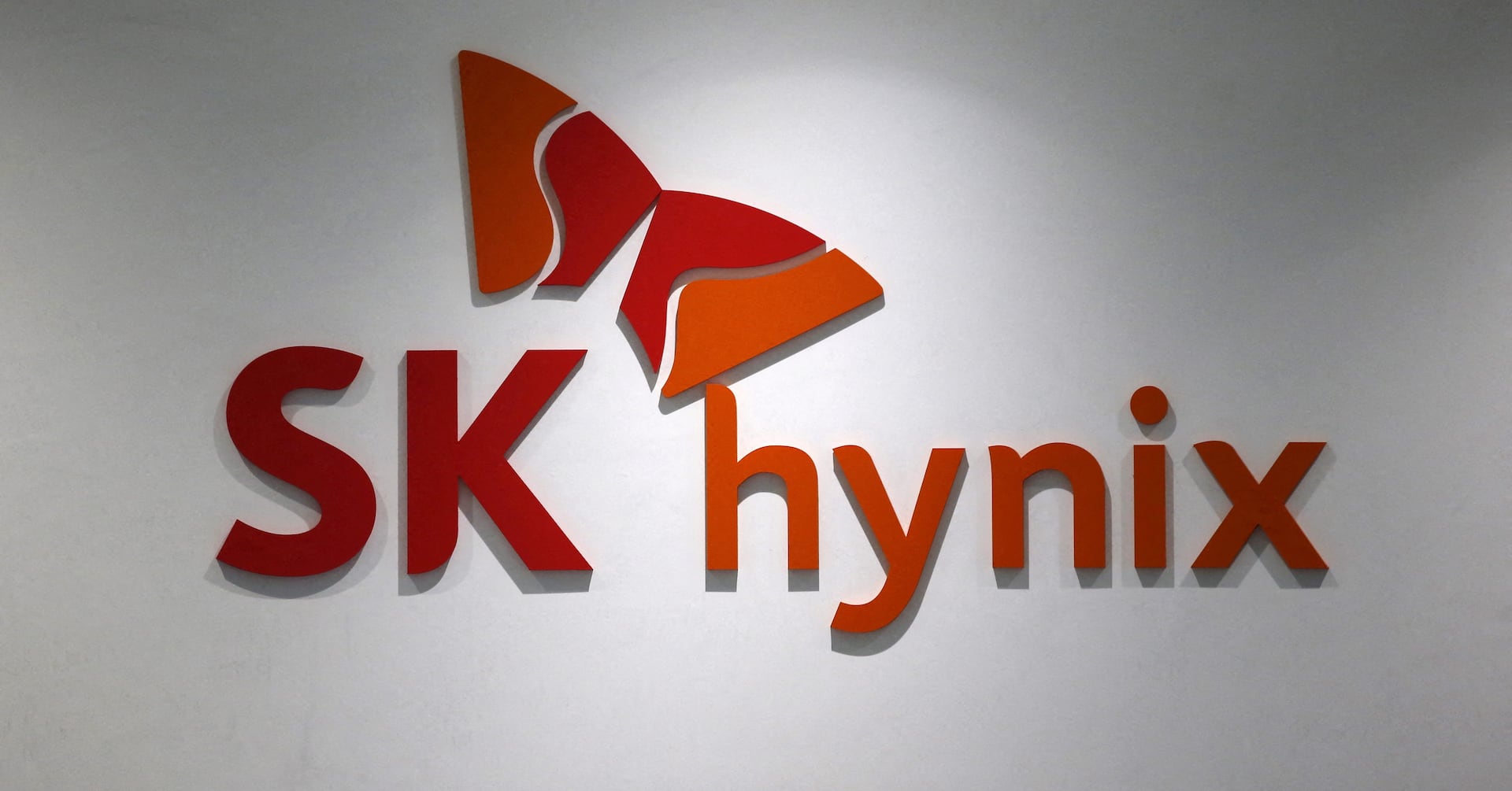 Featured image for "SK Hynix Invests $3.87 Billion in US Chip Packaging Plant"
