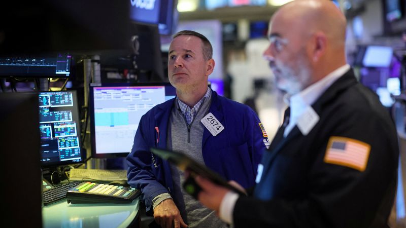 Tech Woes and Rate-Cut Doubts Lead to Dow's 400-Point Plunge