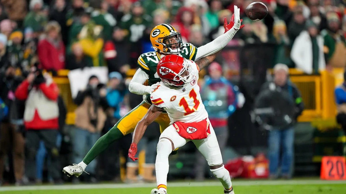 Featured image for Controversial officiating mars Packers' victory over Chiefs in Sunday Night Football