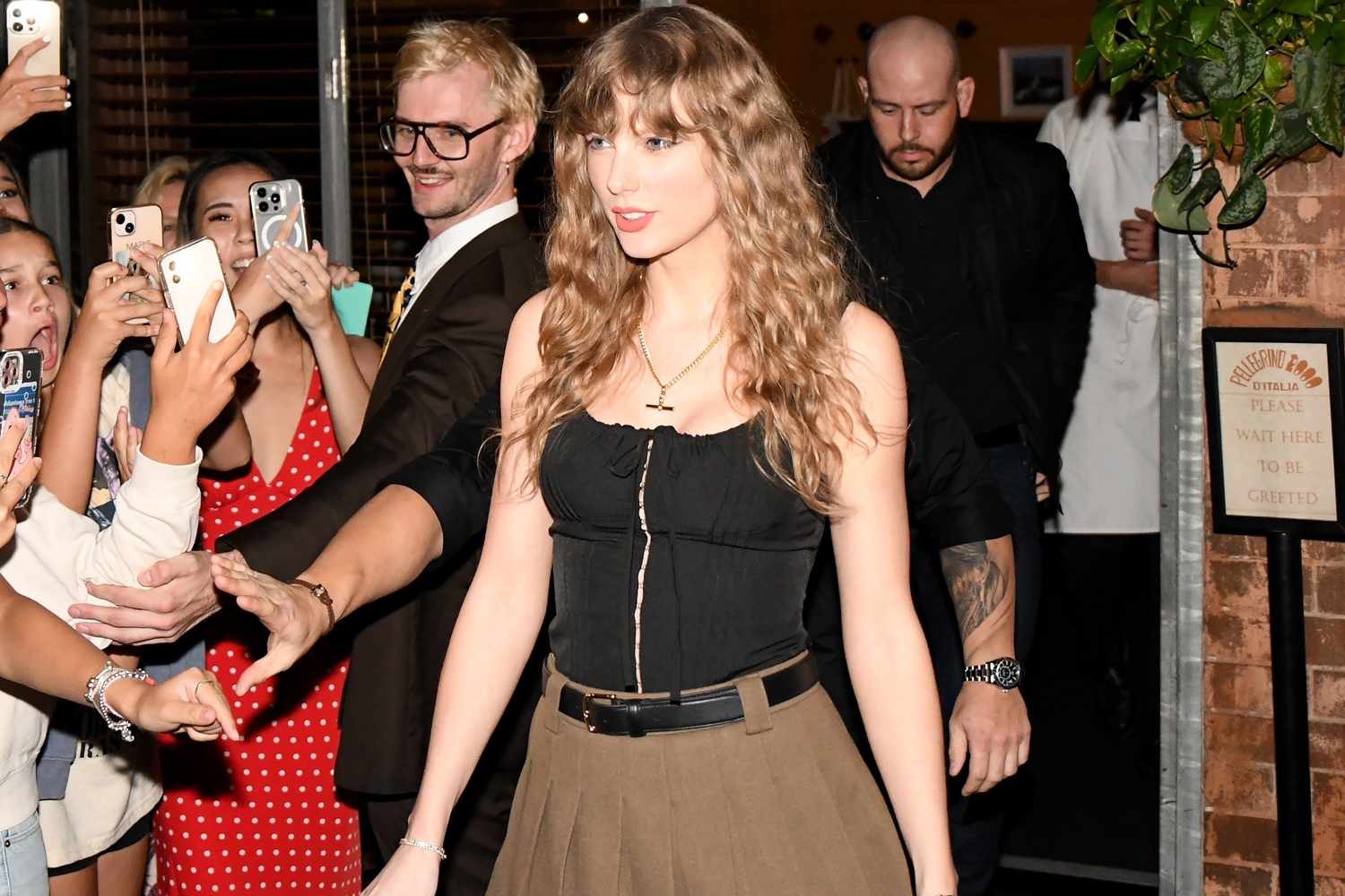 "Taylor Swift's Sydney Dinner Dates: Star-Studded Sightings and Stunning Style"