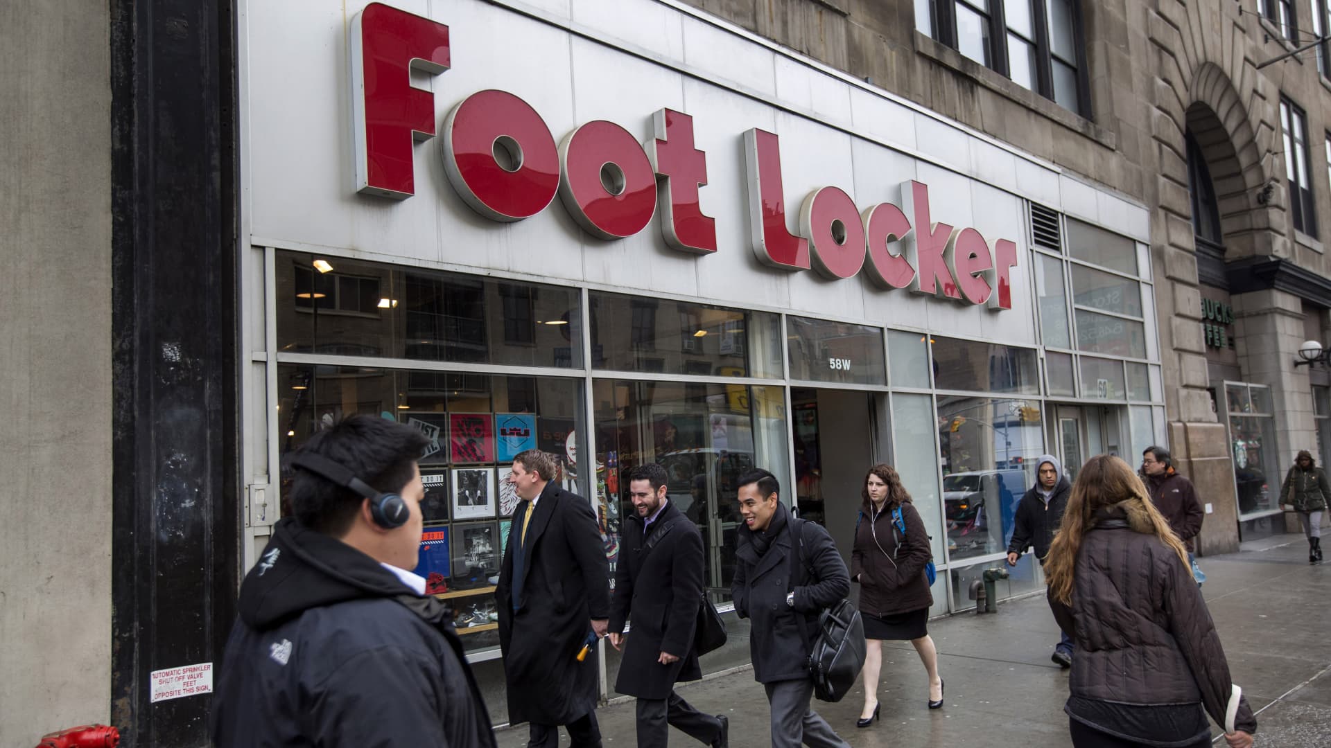 Featured image for Foot Locker's Stock Plunges 26% Due to Weak Consumer Demand and Lowered Guidance