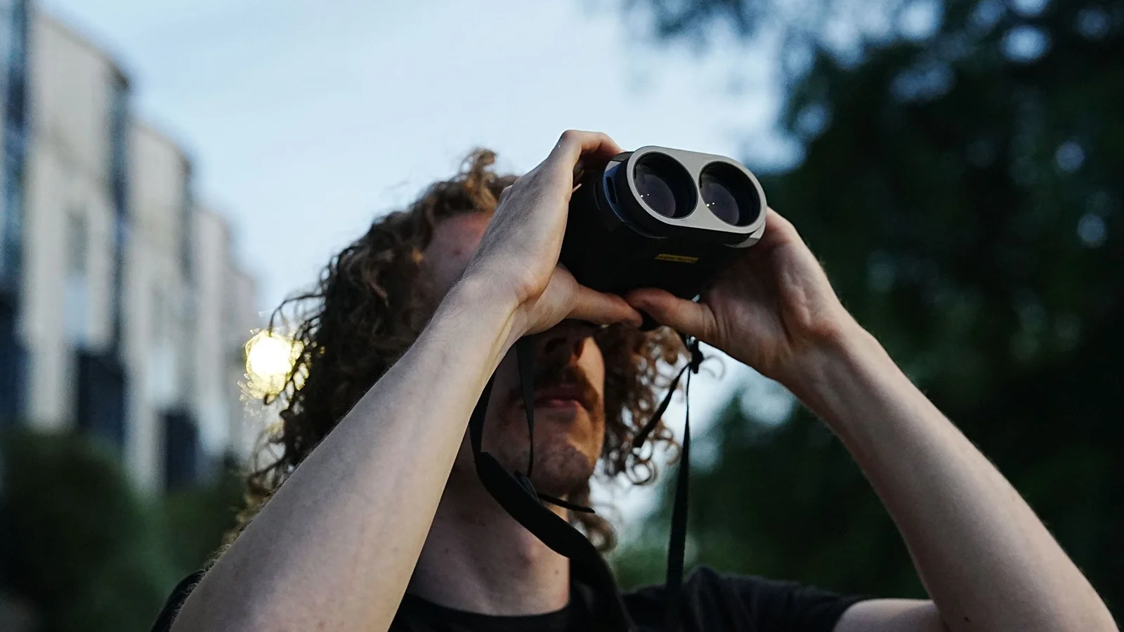 Featured image for Are Image-Stabilized Binoculars Ideal for Stargazing?