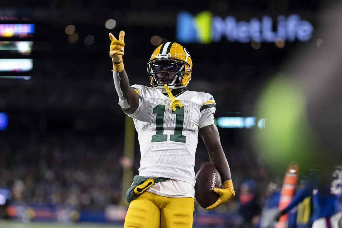 Featured image for "Decoding Week 15 Fantasy Football: RBs, WRs & TEs to Watch for Success"