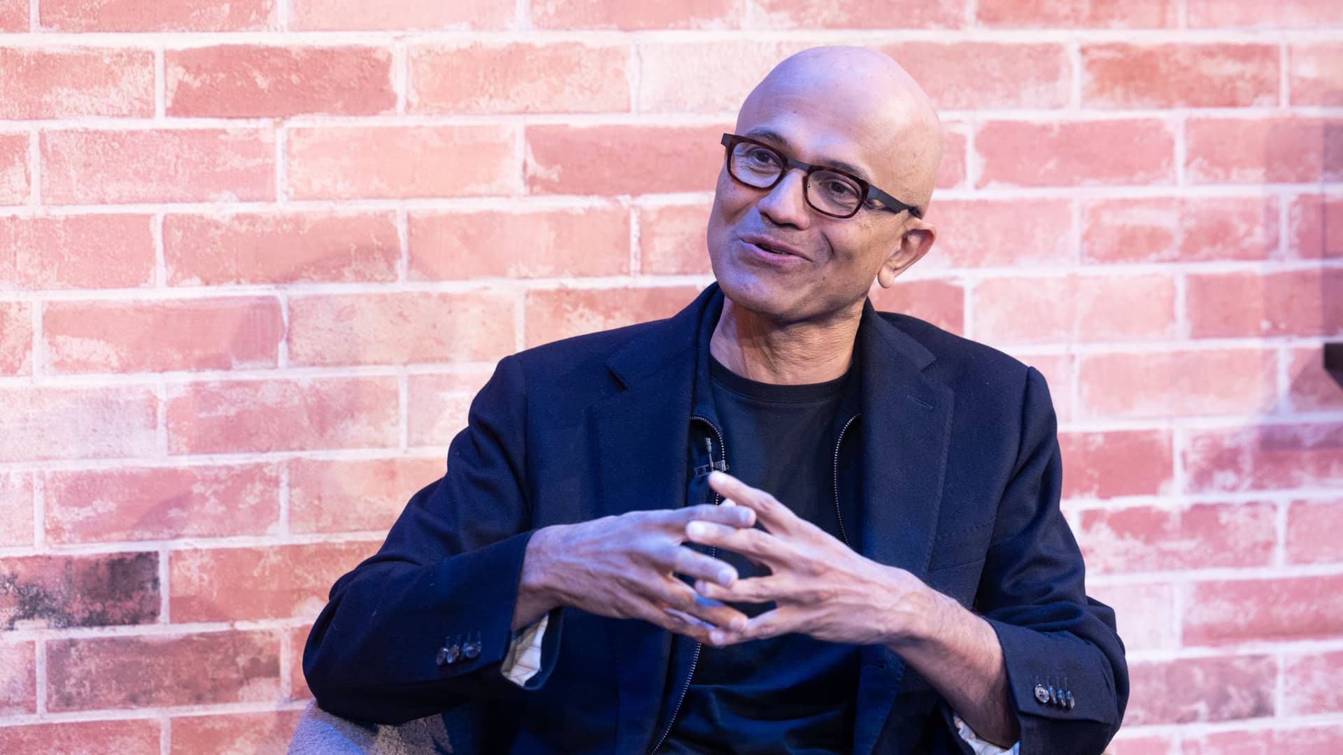 "Microsoft's AI-Powered Surge Challenges Amazon's Cloud Dominance"