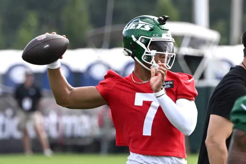 Featured image for Justin Fields Returns to Jets Practice After Injury Scare