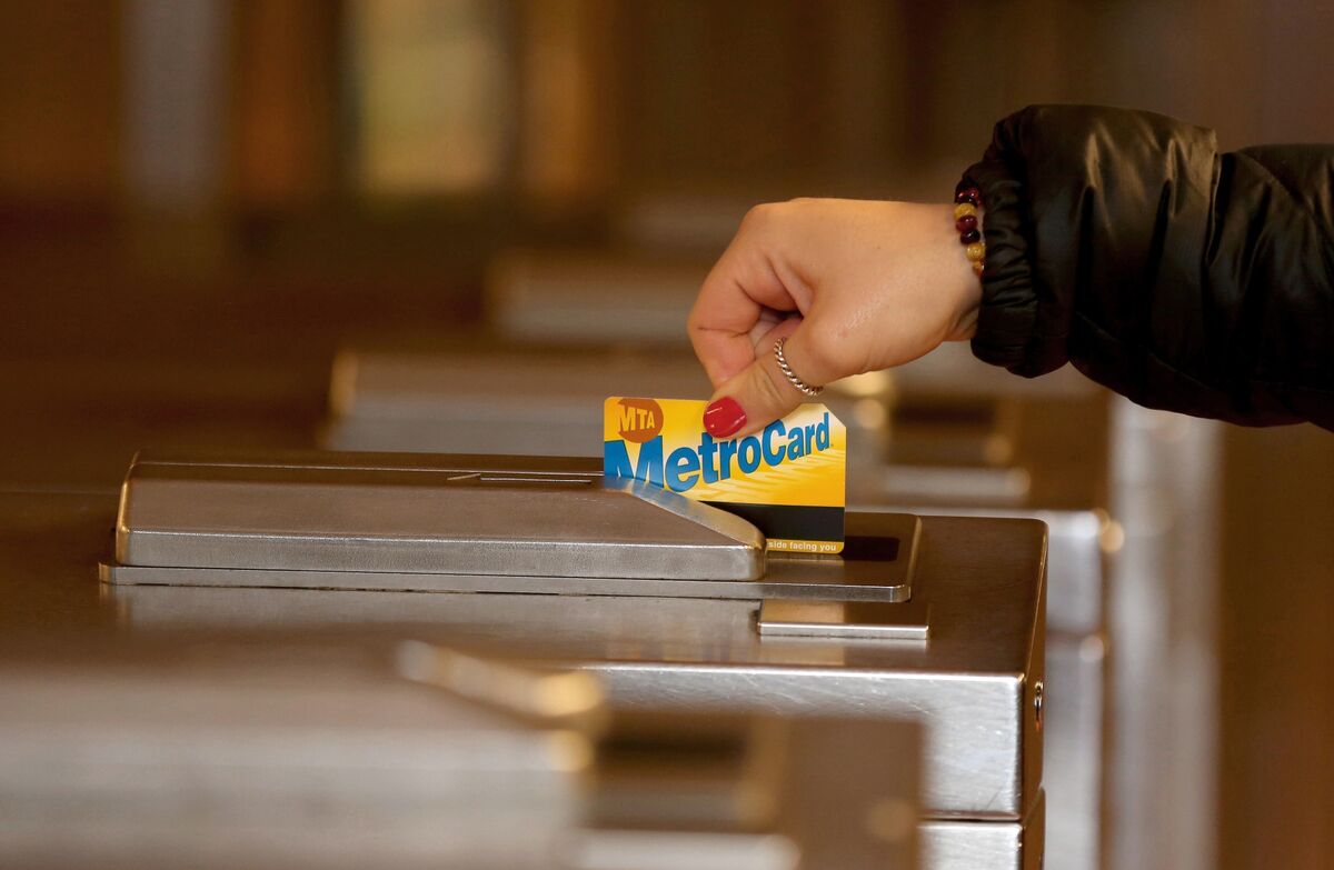 Featured image for NYC Subway Transition: MetroCards Phased Out in Favor of OMNY