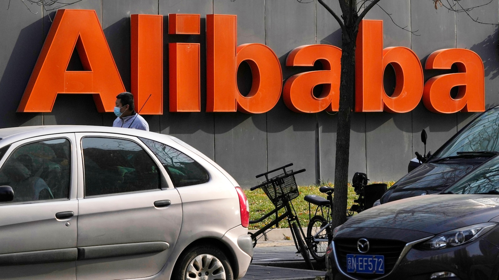 Alibaba's $25 Billion Buyback Boost Amid Disappointing Q3 Earnings