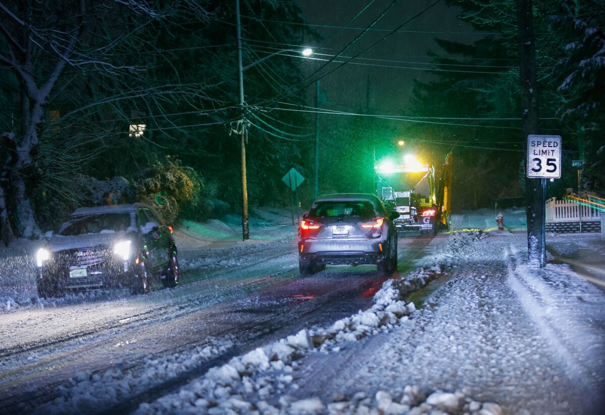 "Severe Storms Cause Massive Flight Cancellations in US"
