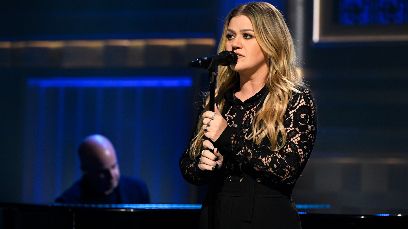 Kelly Clarkson Dominates 'Fallon' with 'Lighthouse' Performance and Backward Songs Game