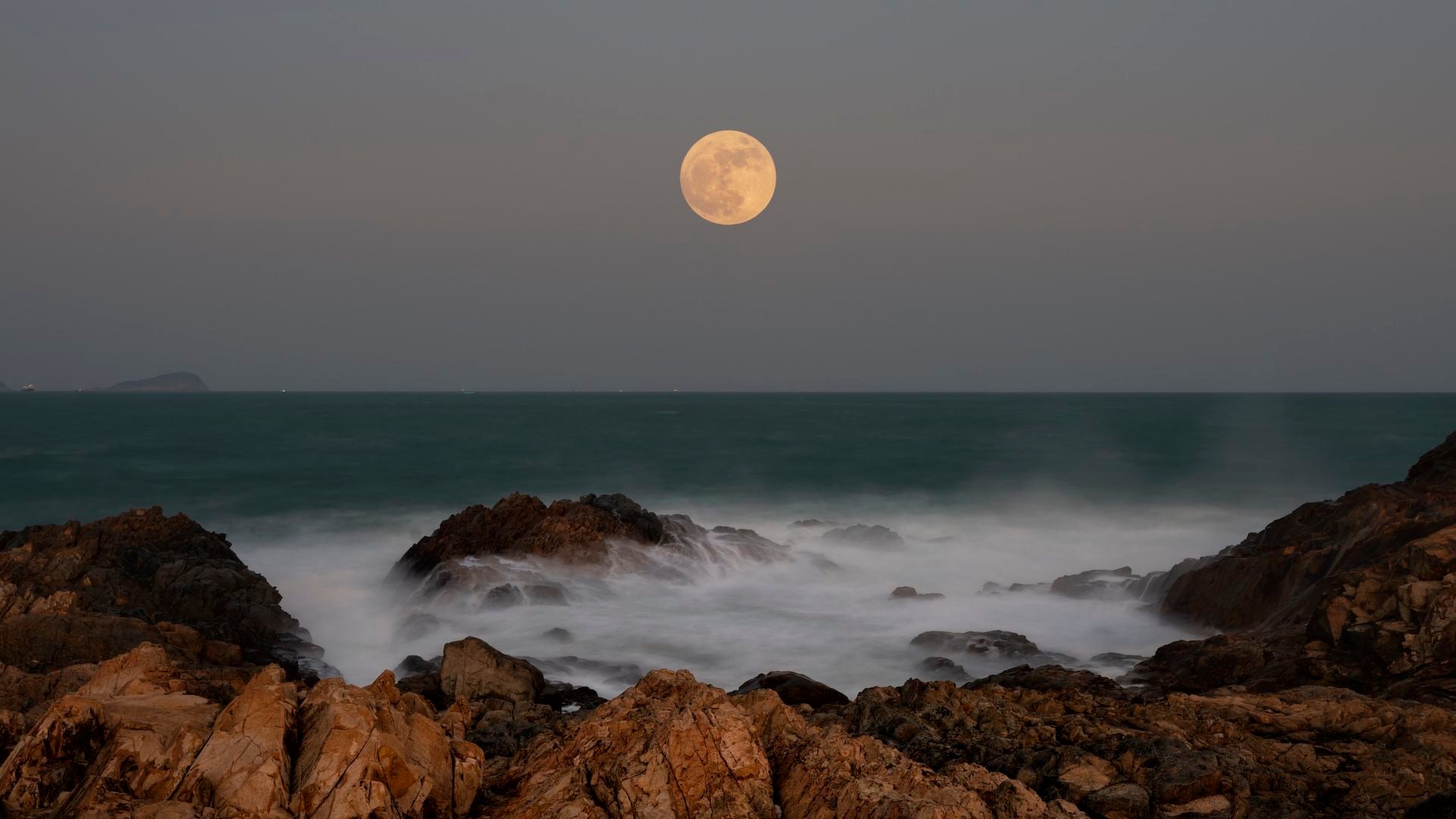 Featured image for November's Beaver Supermoon: The Year’s Brightest and Largest Full Moon