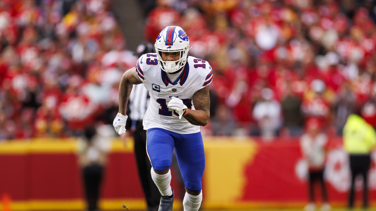 Featured image for "Jaguars Secure Gabe Davis in 3-Year, $39M Deal; Broncos Trade Jerry Jeudy to Browns"