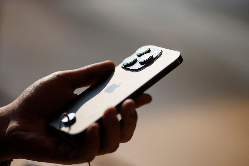 "Apple's iPhone Sales Drop 24% in China Amid Huawei's Surging Popularity"