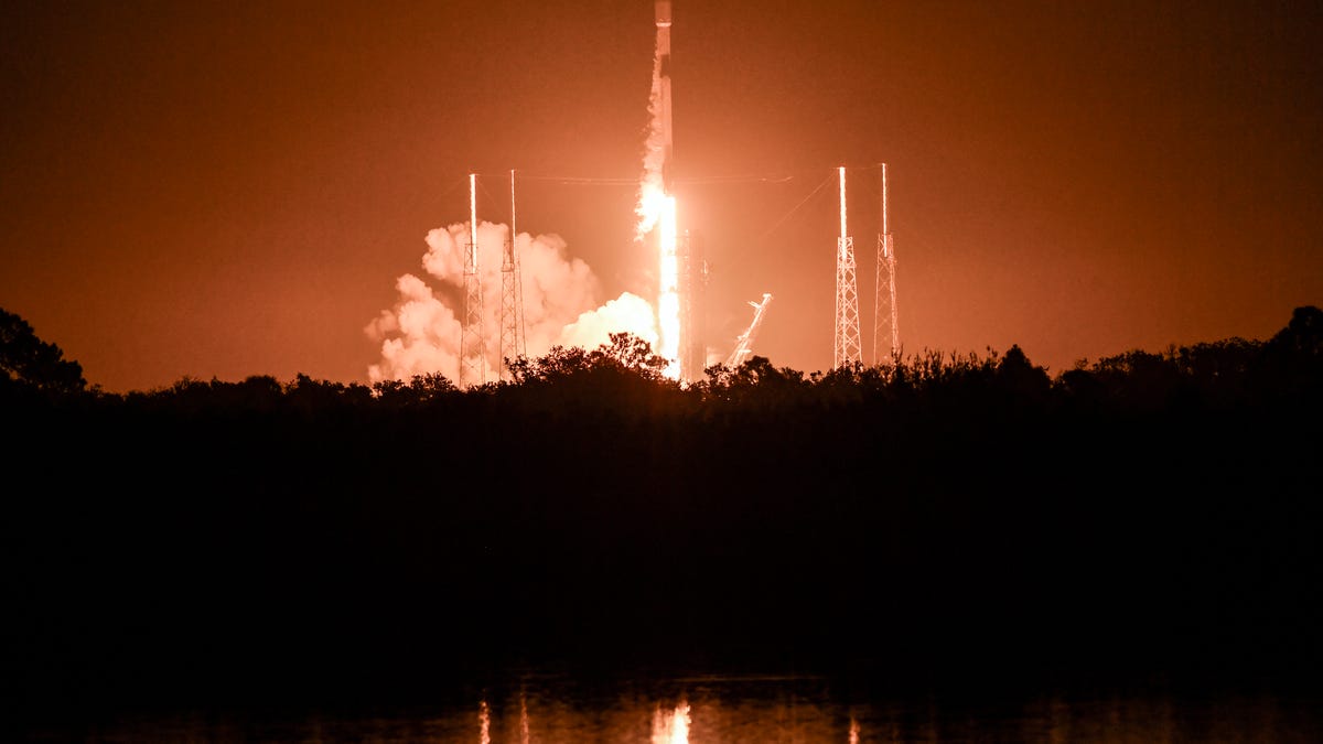 "SpaceX's Starlink Launch: A Nighttime Mission from Cape Canaveral"