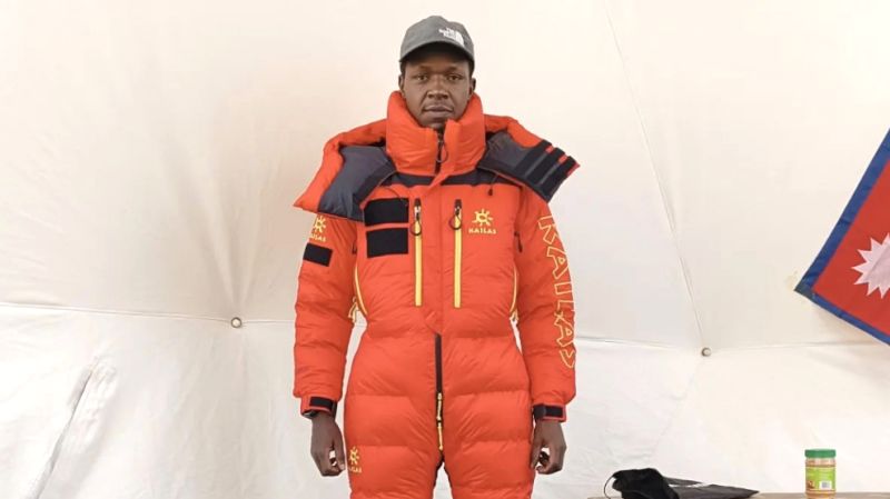 Kenyan Climber Dies, Nepali Sherpa Missing on Everest