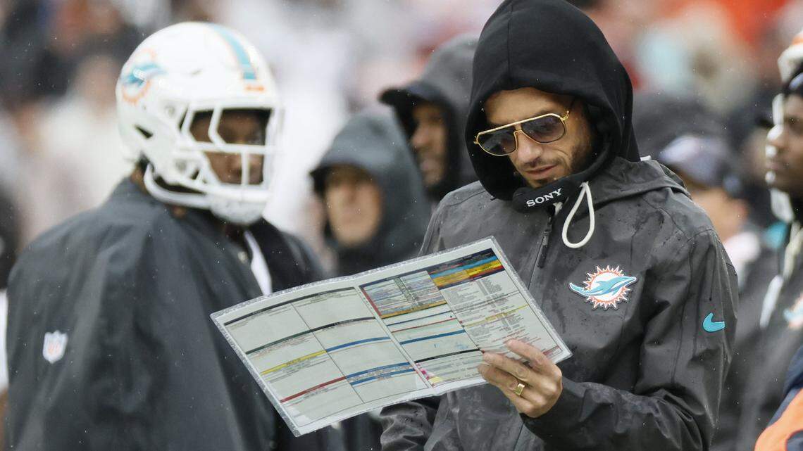 Featured image for Dolphins' Mike McDaniel Focuses on Team Amidst Challenges