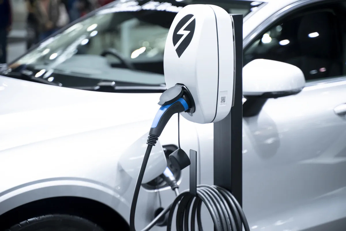 "2024: Instant Rebates for EV Buyers Revolutionize Car Purchases"