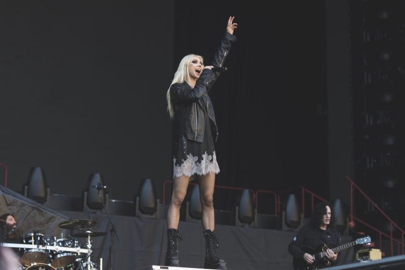Featured image for "Gossip Girl's Taylor Momsen Receives Rabies Shots After Bat Bite at AC/DC Concert"