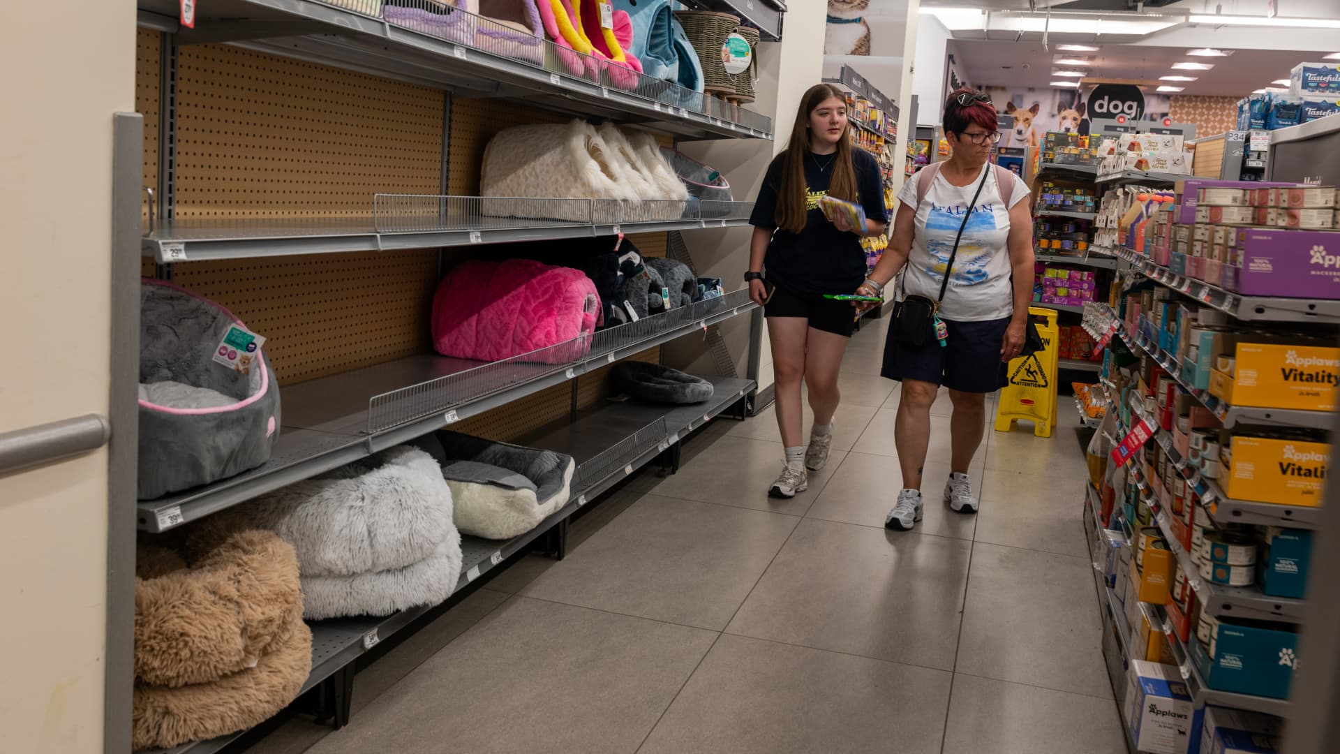 US Consumer Confidence Dips to Five-Month Low Amid Economic Uncertainty