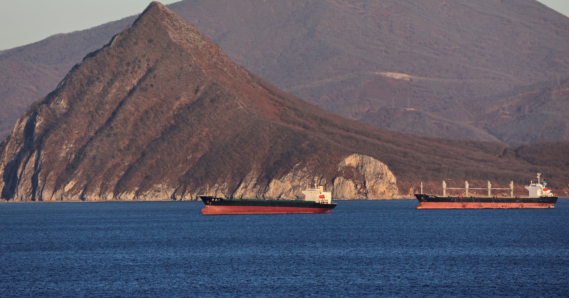 "Western Sanctions Disrupt Russian Oil Payments and Tanker Fleet"