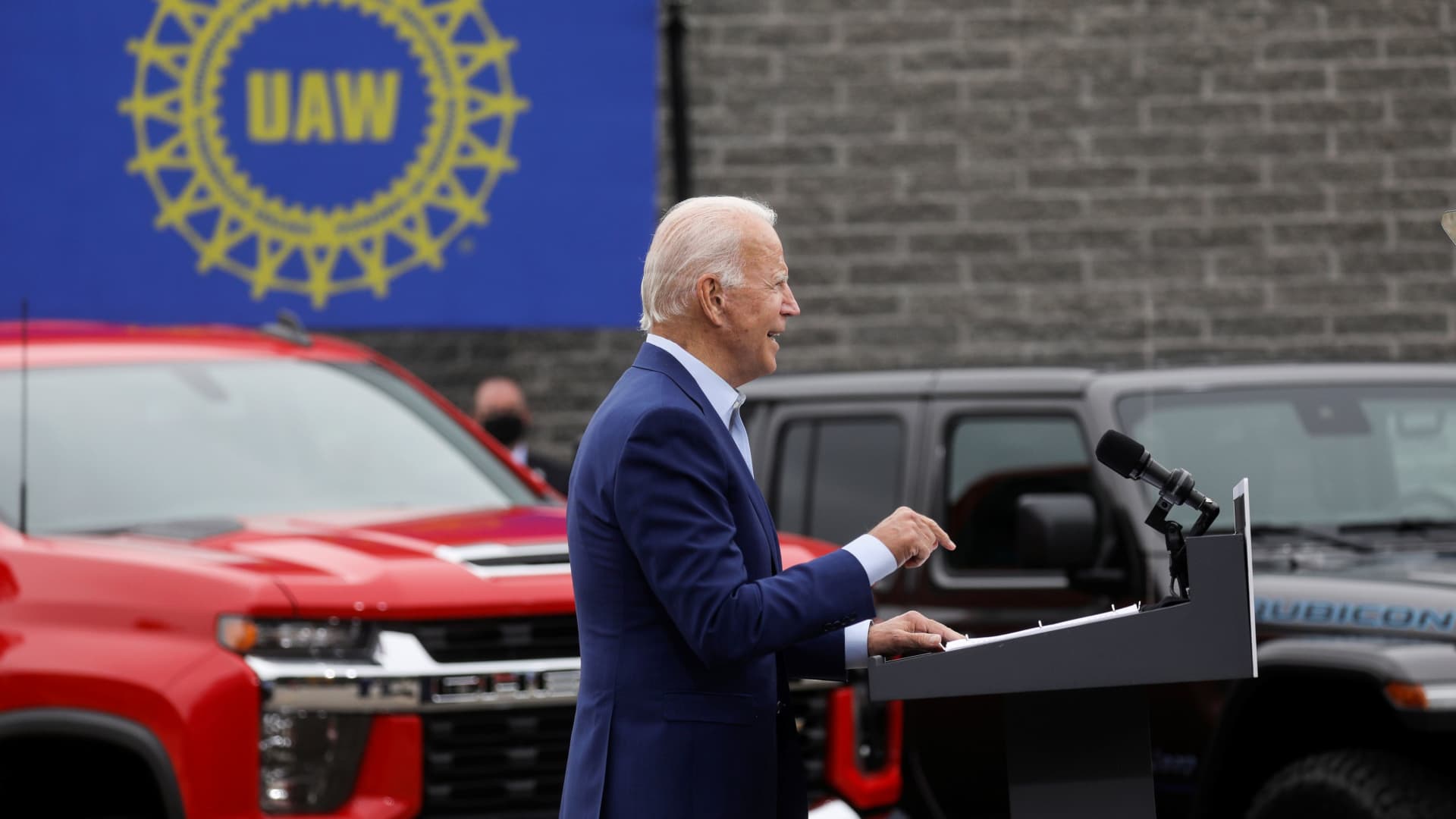 Biden Pushes for Fair UAW-automaker Agreement to Protect Jobs