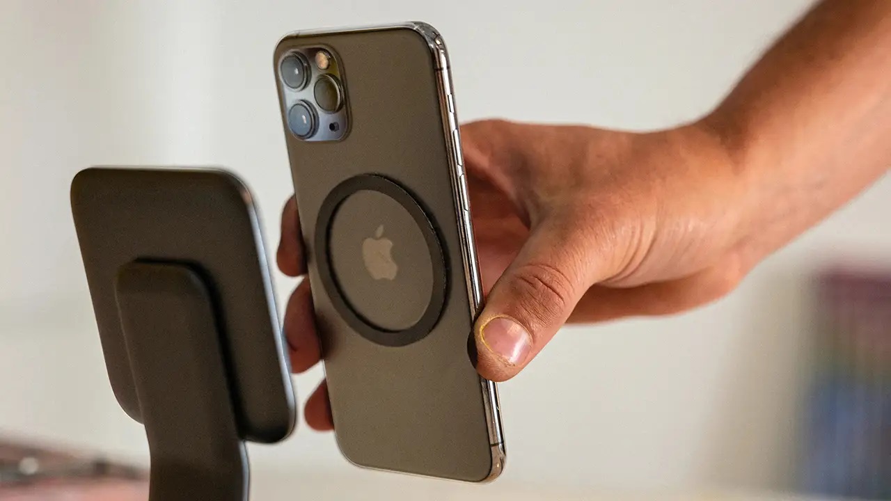 Featured image for "Supercapacitors Promise 1-Minute Charging for Smartphones and Laptops"