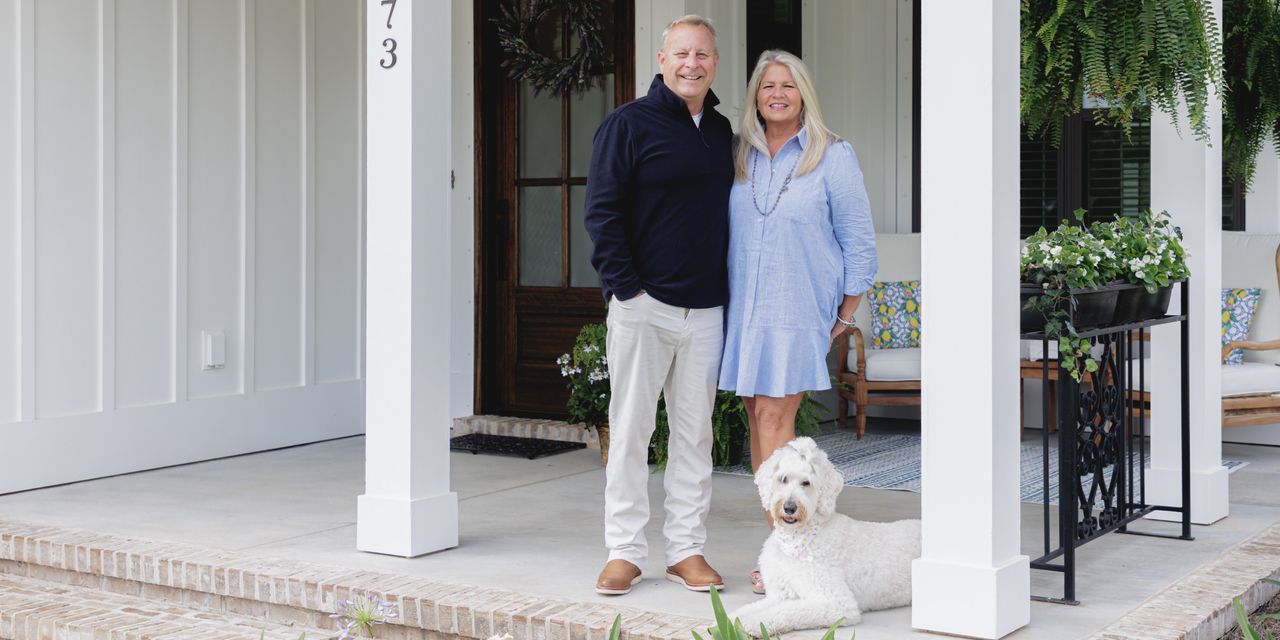 Retirees Flock to Alternative Sunbelt State Amid Florida's High Prices.