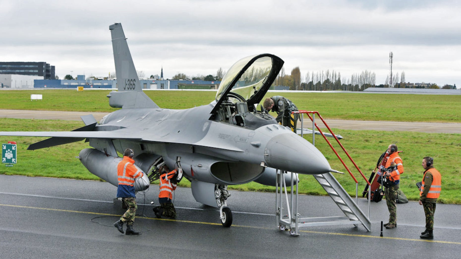 "Netherlands Deploys F-16s to Romania for Ukrainian Pilot Training"