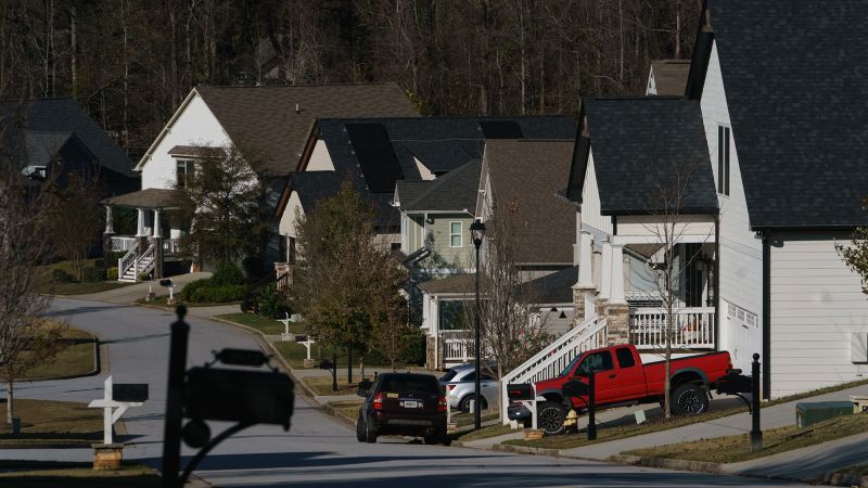 Mortgage rates drop for fourth consecutive week amidst low inventory and demand challenges.