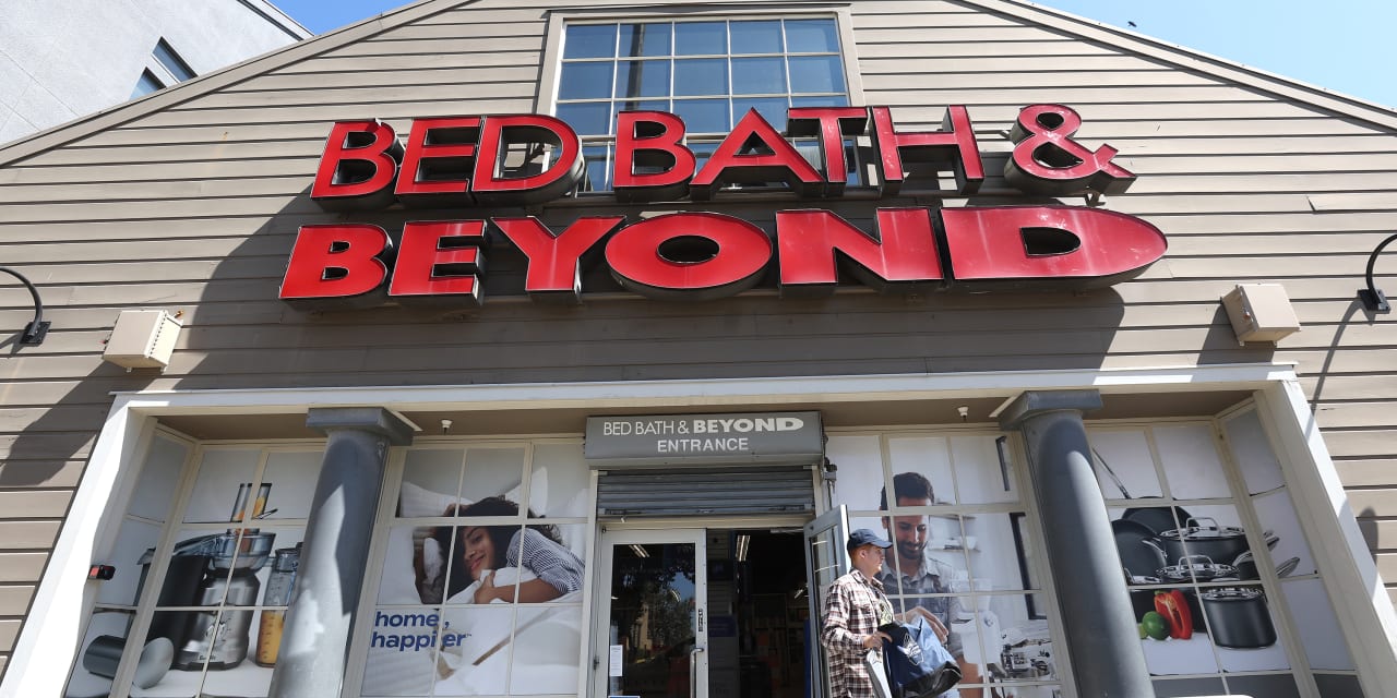 Featured image for Bed Bath & Beyond considers reverse stock split amidst financial struggles.