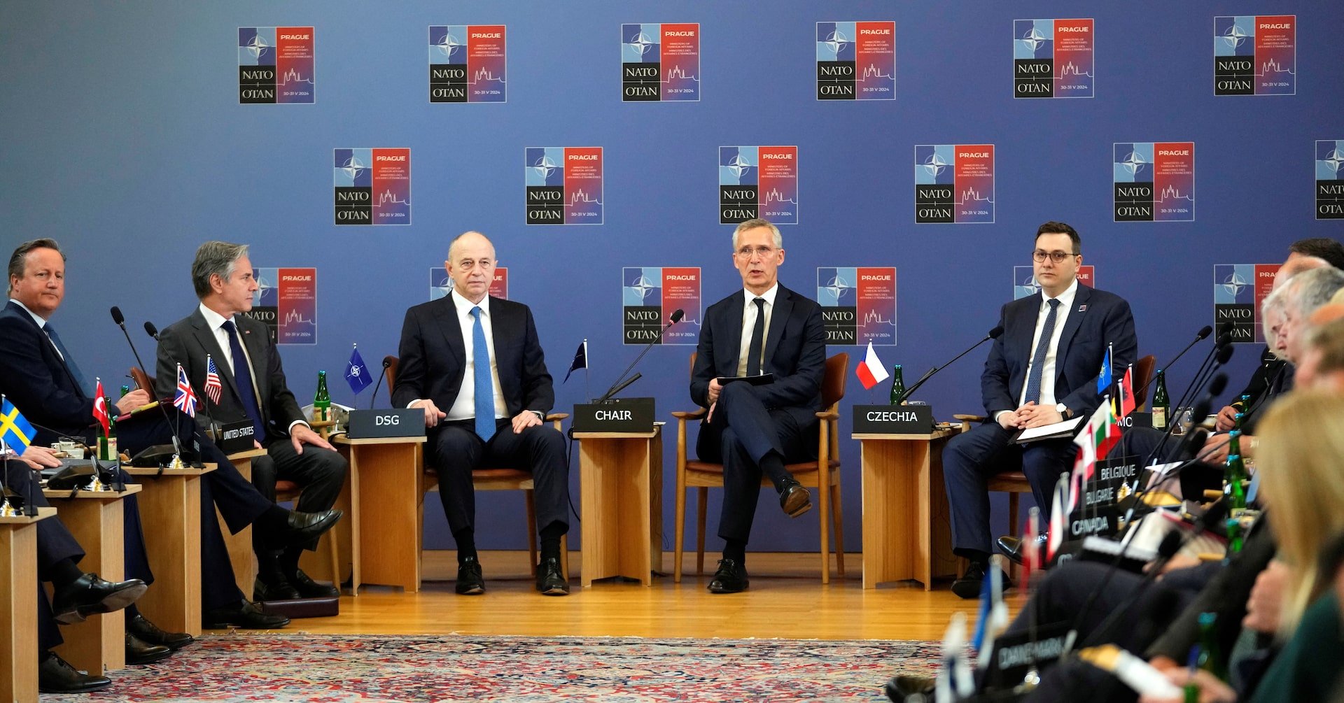 Featured image for NATO Ministers Ease Weapon Restrictions for Ukraine Amid Russian Warnings