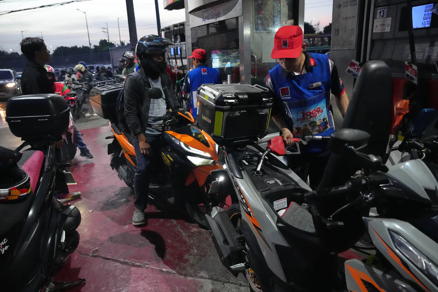 Oil surge rattles markets as G-7 passes on emergency stockpiles