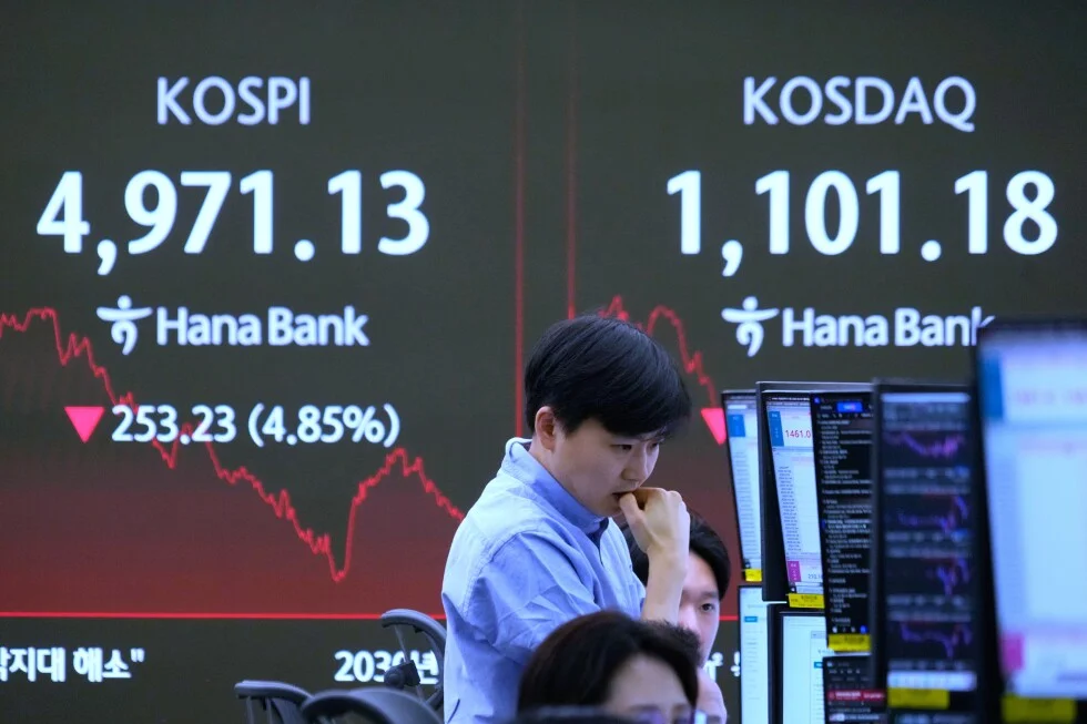 Tech rout drags Bitcoin and Seoul stocks lower