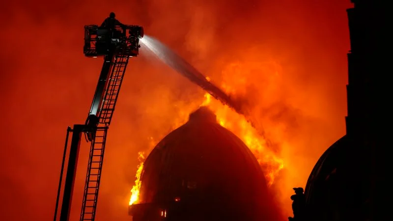 Massive Glasgow blaze shuts Central Station and disrupts rail links
