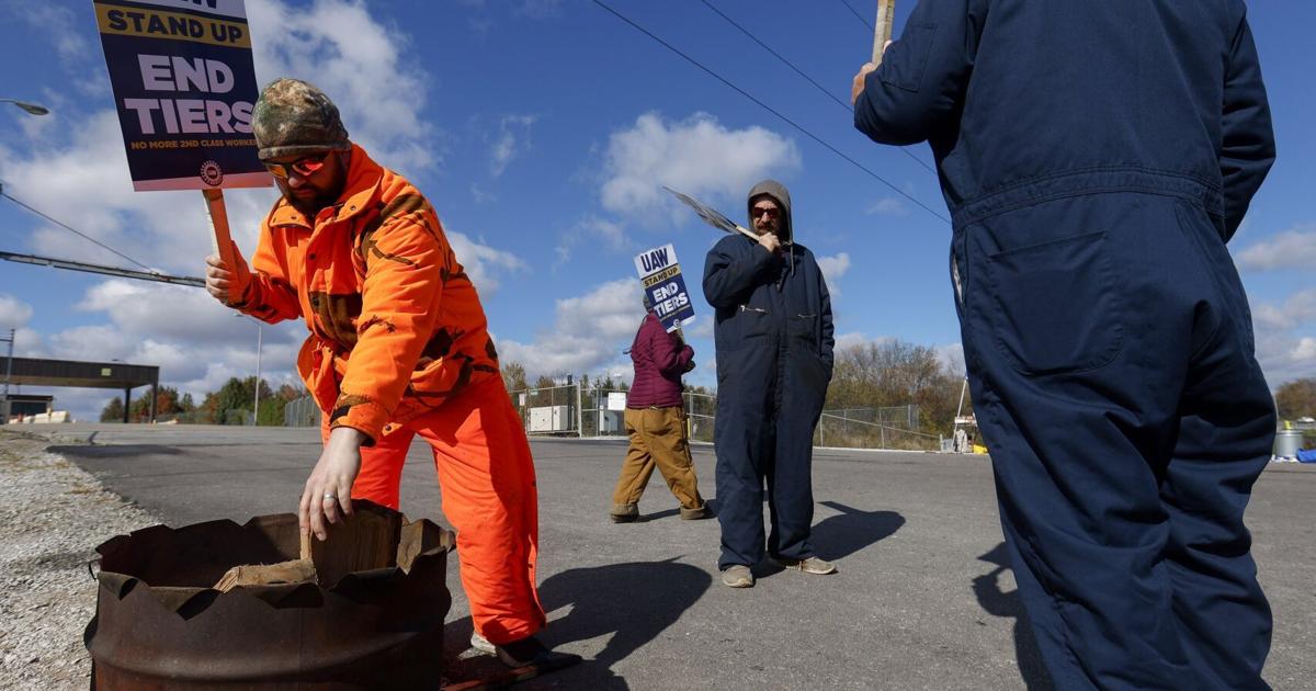 Auto Workers Divided on UAW Contract Offers