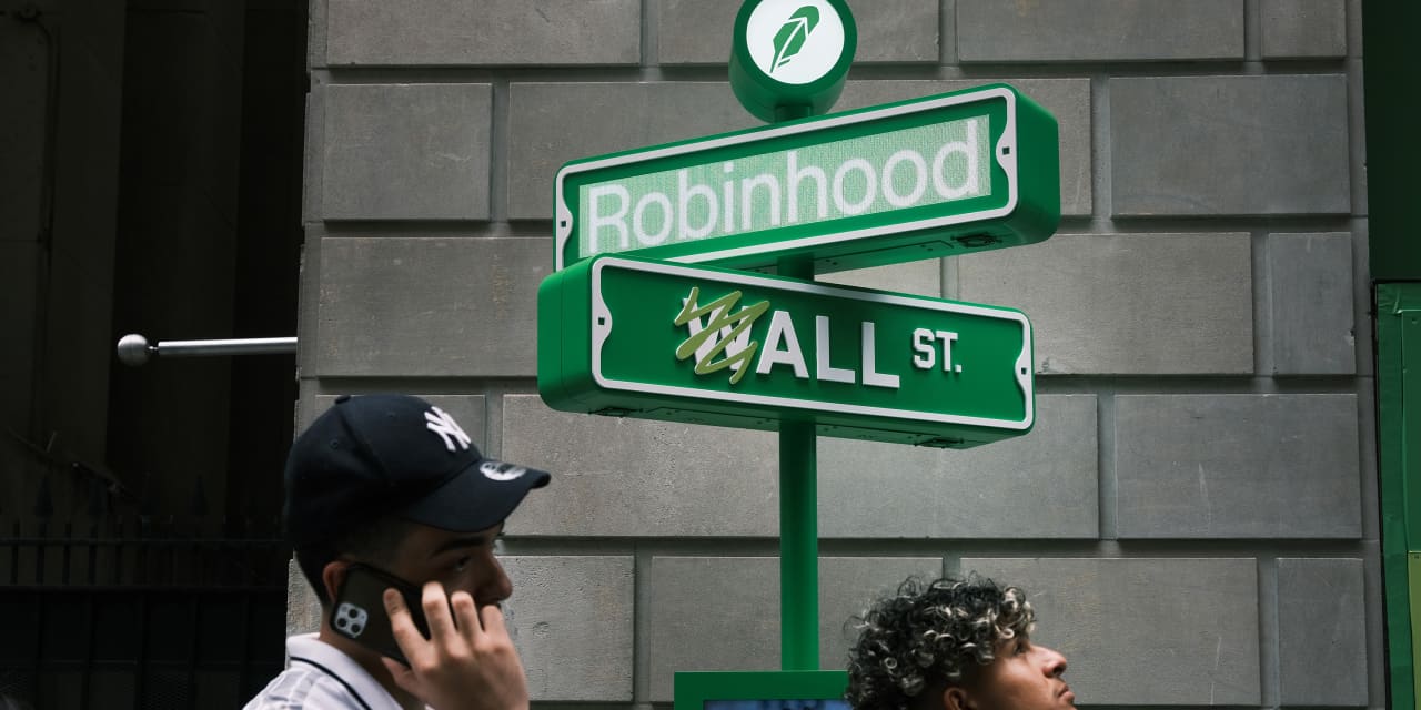 Featured image for Robinhood Settles for $10.2 Million Over Service Outage Dispute and Legal Troubles.