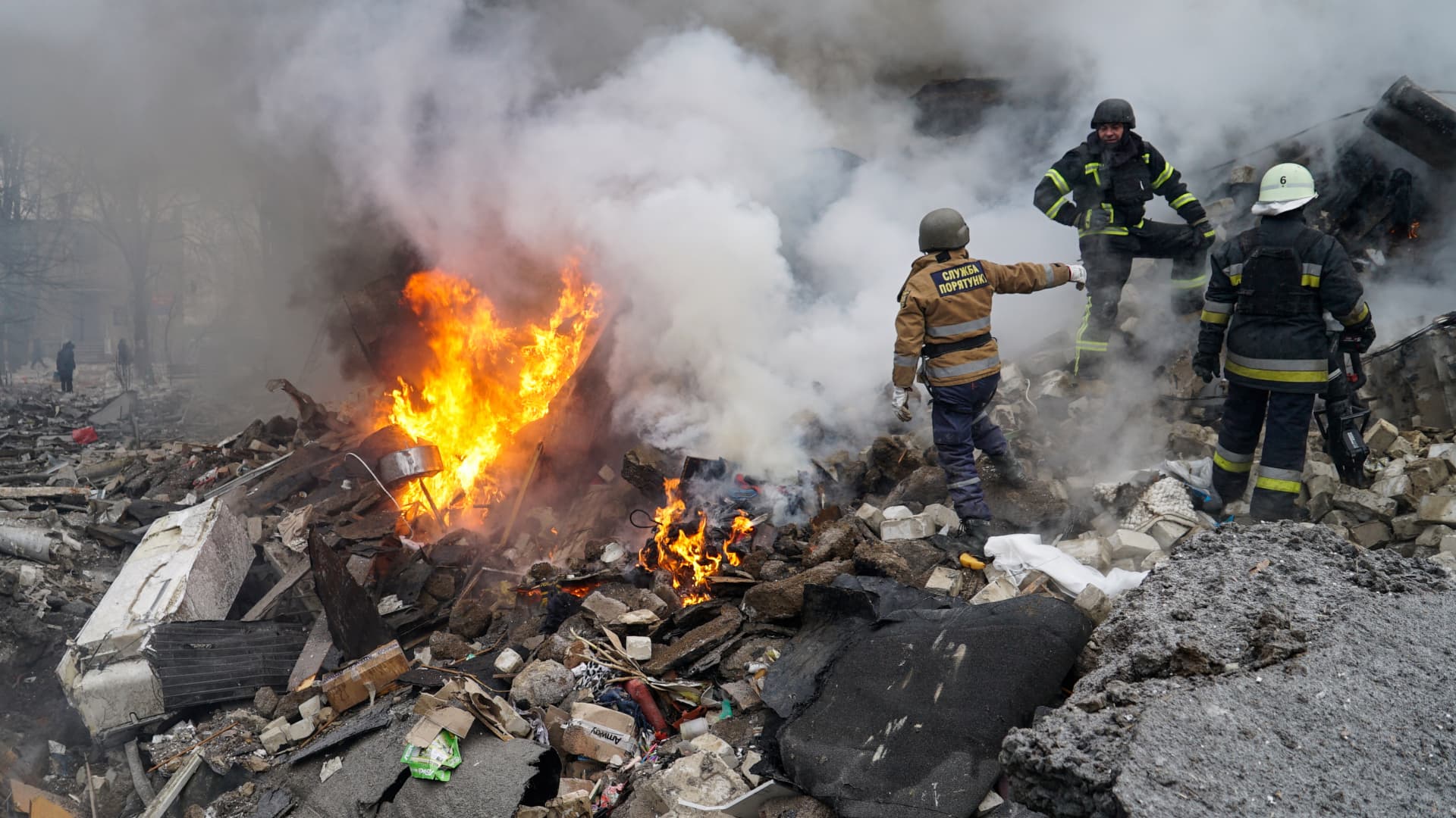 "Russian Strikes Kill Dozens in Ukraine, Including Missile Attacks on Major Cities"