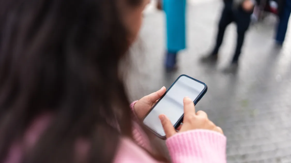 Featured image for Privacy Screen Protectors Prevent Phone Snoopers