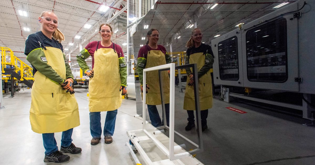 "US Clean Energy Manufacturing Boom: Biden's Climate Agenda and Industry Pollution Target"